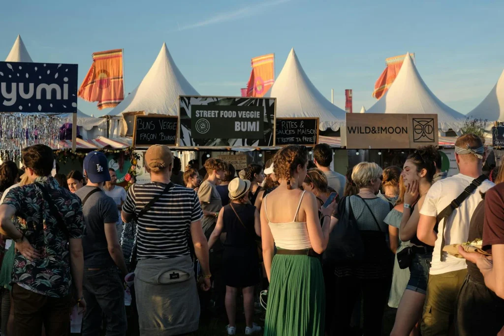 Festivaliers arrivant à vélo au festival We Love Green dans le Bois de Vincennes