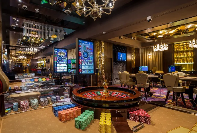 Une salle de casino remplie de dés colorés