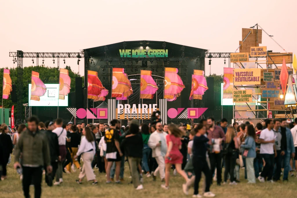 Concert sur une grande scène de We Love Green devant un public nombreux
